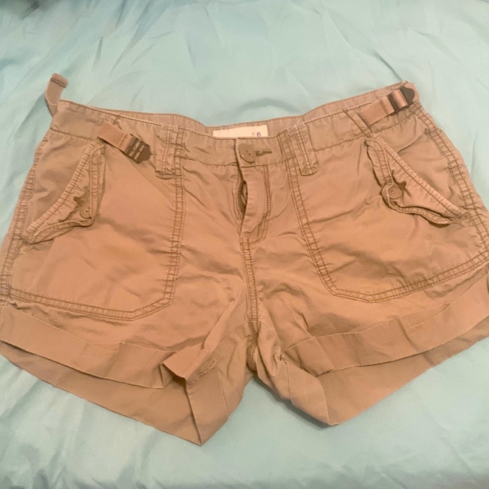 Old Navy - Women’s Khaki Cargo Shorts - Size 6